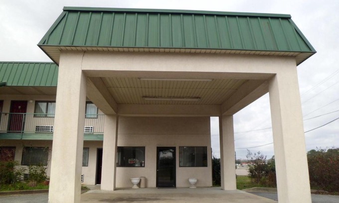 Camilla Hotel | Budget-Friendly Stay at Western Motel - Camilla, Family Friendly