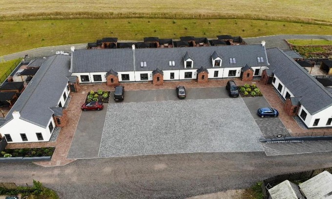 Alexandria House | Discover Westertonhill Lodge: 4-Star Retreat with Hot Tub