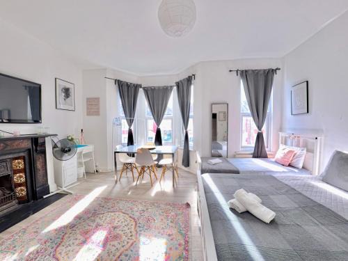 Shepherd's Bush House | Ideal Family Retreat at Westfield London Shepherds Bush
