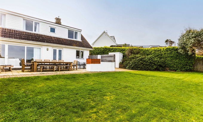 Polzeath Cottage | Family-Friendly WESTPOINT in Wadebridge with Kitchen & Breakfast