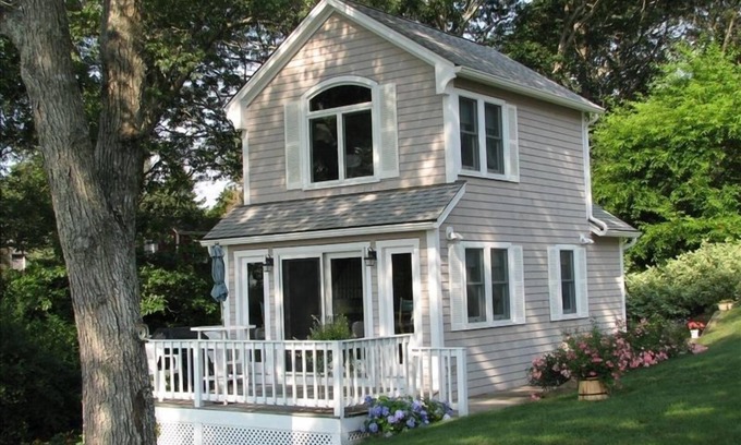 Westport Cottage | Waterfront Cottage in Westport: Walk to Vineyard, Ocean View