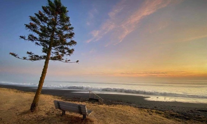 Westshore Cottage | Inviting Westshore Beach Cottage with Ocean View & Kitchen