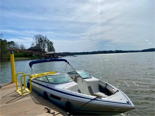 Prosperity Church Road Boat Rental | Explore Wet Anchor Tours: Family and Pet-Friendly Getaway