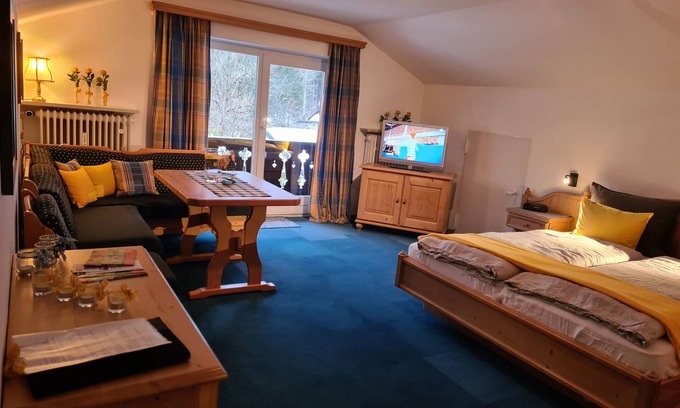 Untergrainau Apartment | Wetterstein Hotel: Breathtaking Mountain Panorama & Ocean View