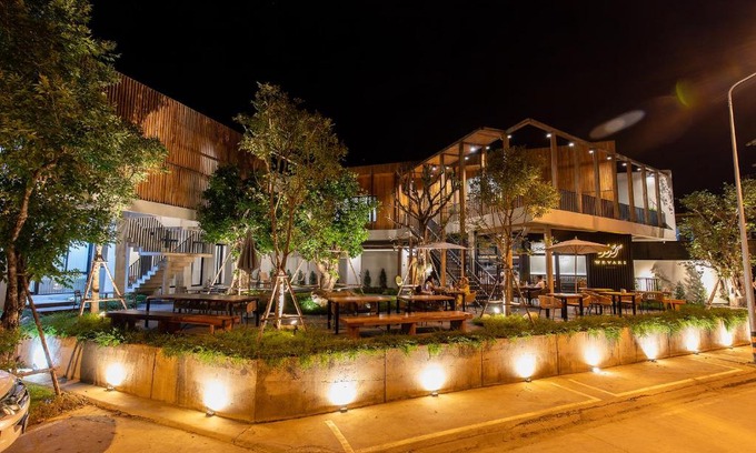 Nan Hotel | Discover Wevari Heritage: Rated 9/10 with Hot Tub & Dining