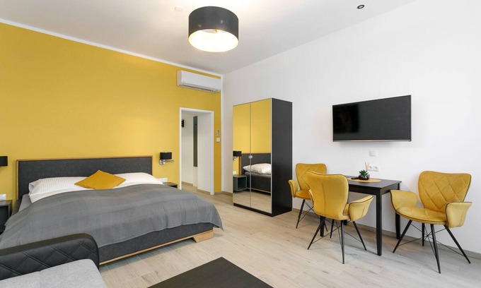 Funfhaus Apartment | Eco-Friendly WF-Apartment Steps from Westbahnhof Station