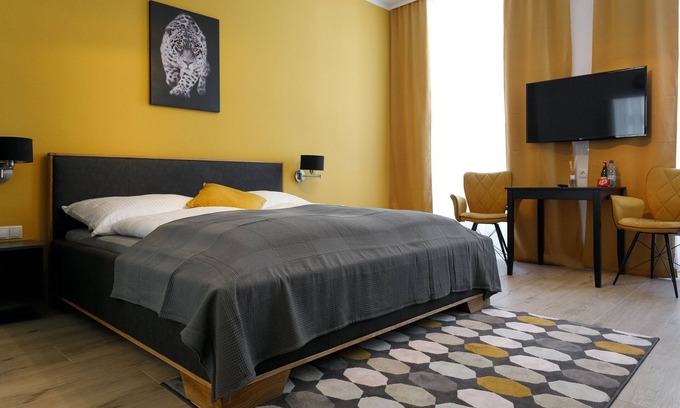 Funfhaus Apartment | Convenient WF-Apartment Near Westbahnhof with Pool & Kitchen