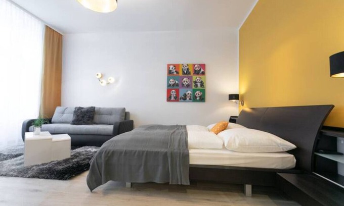 Funfhaus Apartment | Convenient WF-Apartment Near Westbahnhof with Pool & Breakfast