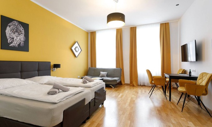 Funfhaus Apartment | Convenient WF-Apartment near Westbahnhof with Pool & Kitchen