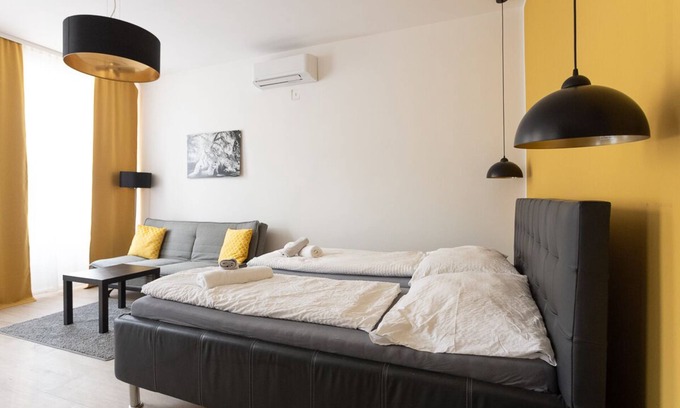 Funfhaus Apartment | Convenient WF-Apartment Near Westbahnhof with Pool Amenities