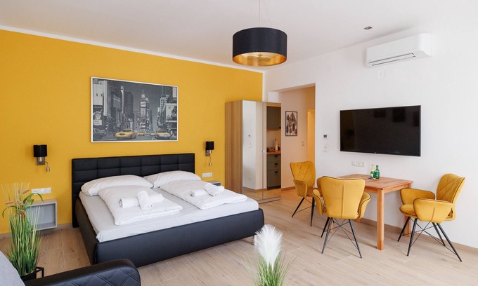 Funfhaus Apartment | Modern WF-Apartment Near Westbahnhof with Pool & Breakfast