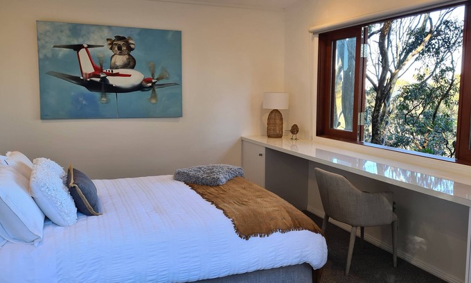 Whale Beach House | Idyllic Whale Beach Cottage with Spa & Fire Pit Retreat