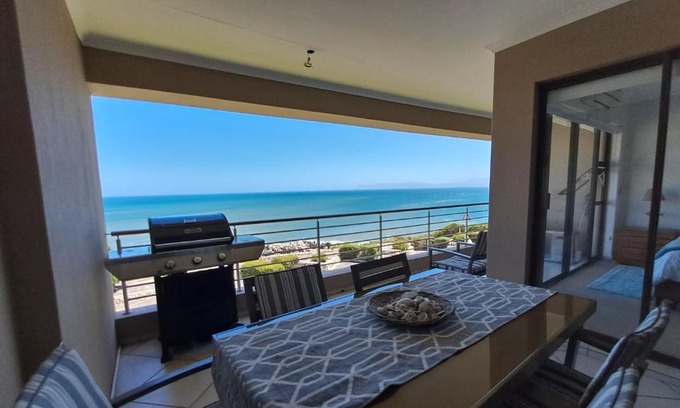 De Kelders Apartment | Oceanfront Whale Cove A103: Rated 9.2/10 for Families