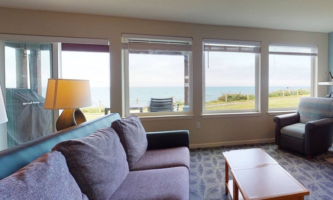 Depoe Bay Condo | Oceanfront Bliss at Whale Pointe - 2BD with Pool & Spa