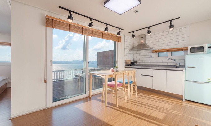 Namhae Hotel | Discover Whale's Dream: Family-Friendly Retreat with Breakfast