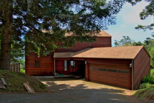 Mendocino House | Experience Whale Song: Family-Friendly Retreat with Hot Tub