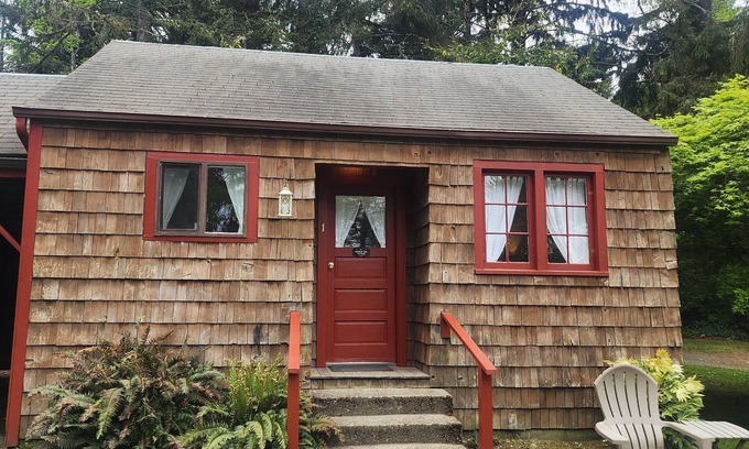 Ocean Park Cottage | Cozy Whale Tail Cottage with Oceanfront Views & Breakfast