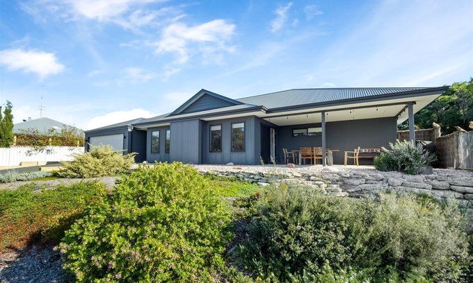 Augusta House | Stylish Whale Tails Augusta: Family-Friendly with Breakfast