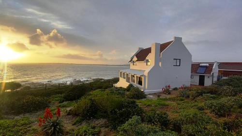 Britannia Bay House | Oceanfront Whale Watch Cottage with Family-Friendly Amenities