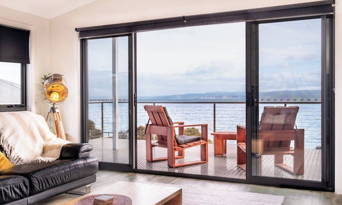 Coles Bay House | Oceanfront Escape: Perfect for Beach Lovers, Rated 10/10