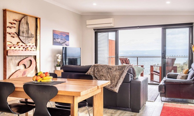 Coles Bay Apartment | Cozy Getaway Near the Beach with Free WiFi and Spa