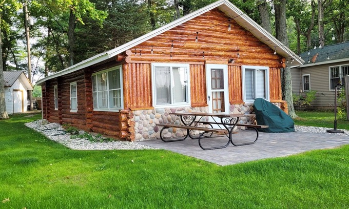 Baldwin Cabin | Pet-Friendly Retreat at Cabin on Whalen Lake with Breakfast