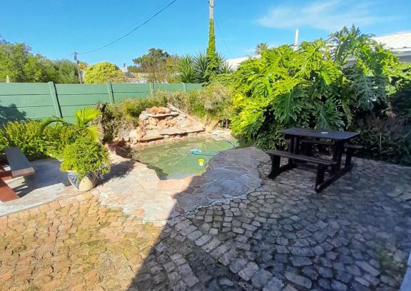 Westcliff Bed & Breakfast | Budget-Friendly Whalers Guest House with Pool & Kitchen