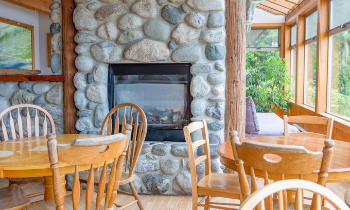 Tofino House | Ocean View Retreat at Whalers Guesthouse with Breakfast Included