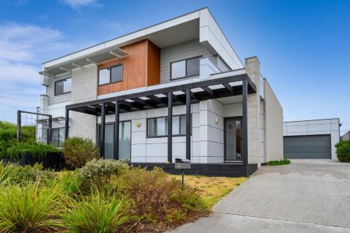 Cape Paterson House | Experience Whales & Wombats: Oceanfront Bliss Awaits!