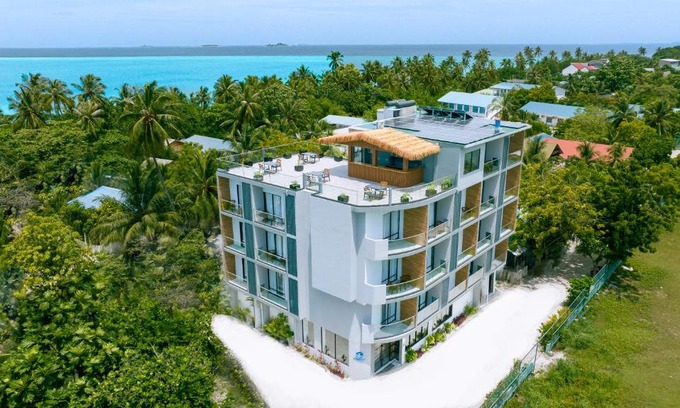 Dhigurah Hotel | Beautiful Whaleshark Beach: Oceanfront Bliss Awaits