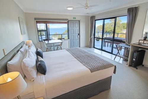 Manly Hotel | Oceanfront Whangaparaoa Lodge - Guest Rated 9.3/10