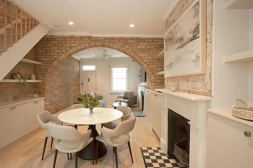 Woolloomooloo House | Inviting Wharf House Woolloomooloo with Family-Friendly Perks