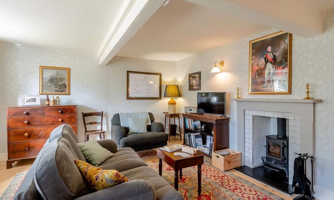 Diss Cottage | The Ideal Retreat to Relax by the Lake with Breakfast