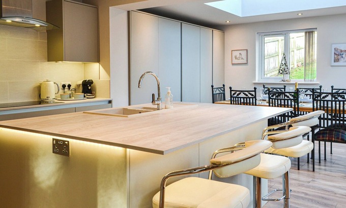 Walkington Cottage | Perfect Retreat for Family Celebrations with Lake Views