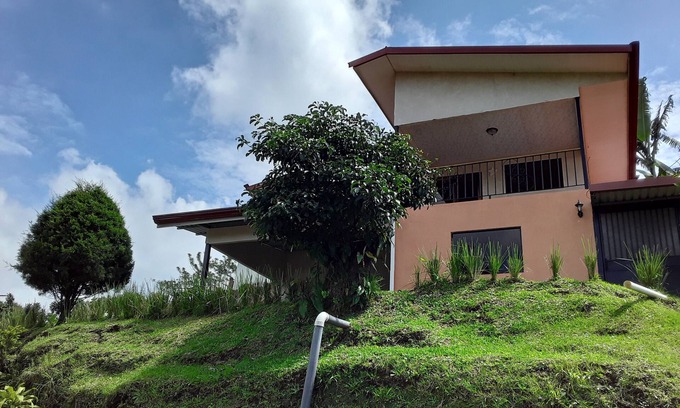 Grecia House | Relaxing Retreat in Beautiful Hills Above Grecia