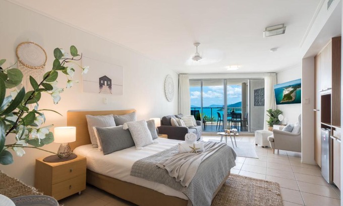 Airlie Beach Apartment | Scenic Studio with Oceanfront Pool and Breathtaking Views