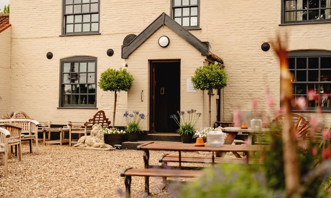 Burgh Saint Peter House | Guest Rated: Wheatacre White Lion with Family-Friendly Amenities