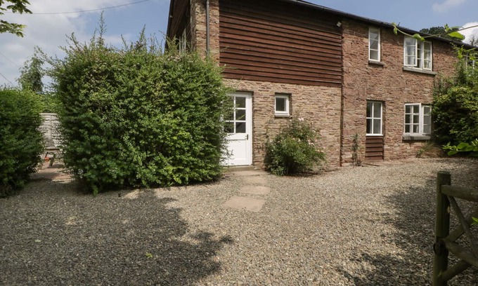 Leominster Cottage | Discover Wheelbarrow Cottage: Pet-Friendly Retreat in Leominster