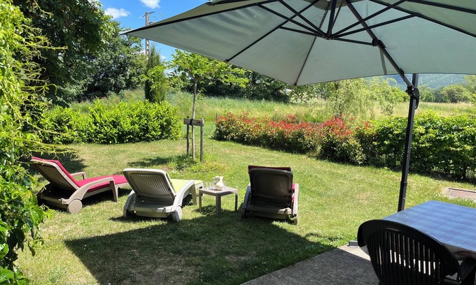 Monieux Cottage | Accessible Retreat near Mont Ventoux with Scenic Lake Views