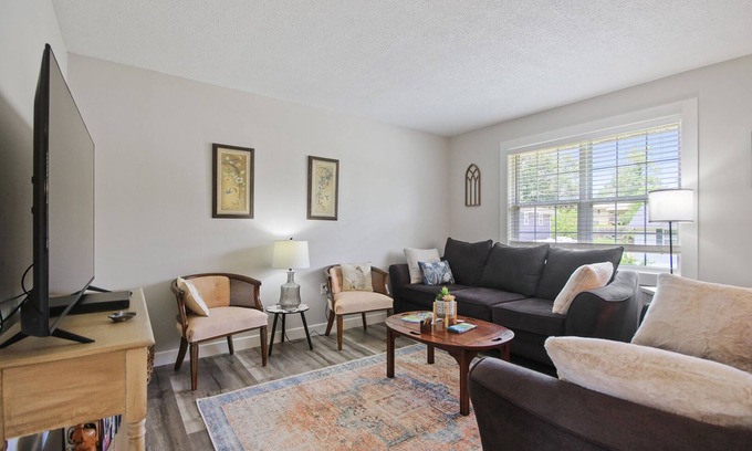 Boonville House | Wheels Trails and Tails Inn - Fully Fenced! 2x King 2x Twin Pet Friendly