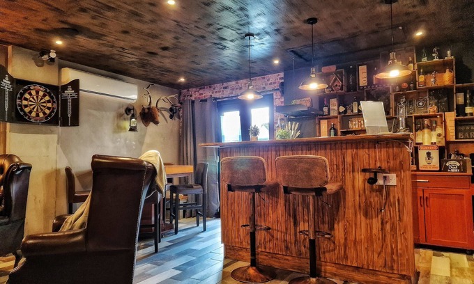 Patchway Apartment | Unforgettable Stays Await: Explore Our Pub Guest House!