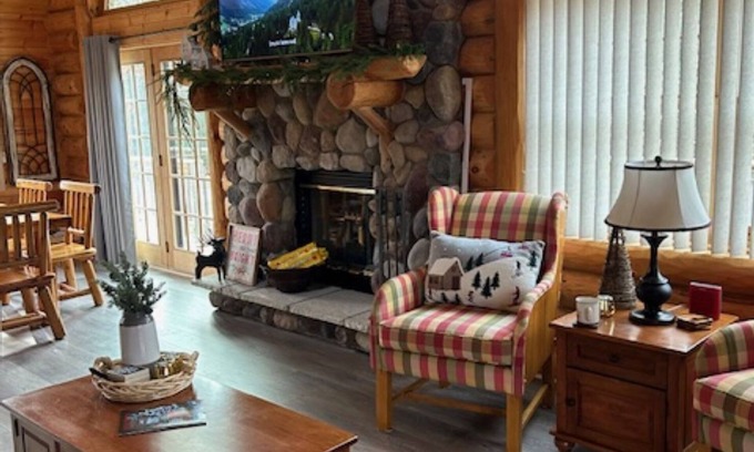 Friendship Cabin | Inviting Cabin with Fireplace Near Golfing and Hiking Trails