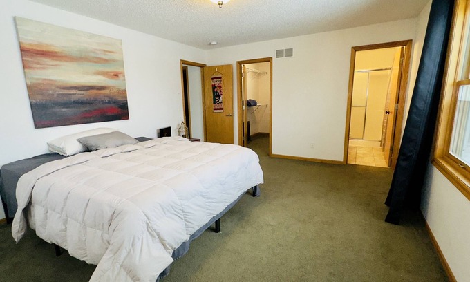 Minneapolis House | Experience Comfort and Convenience at Our Premier Hotel