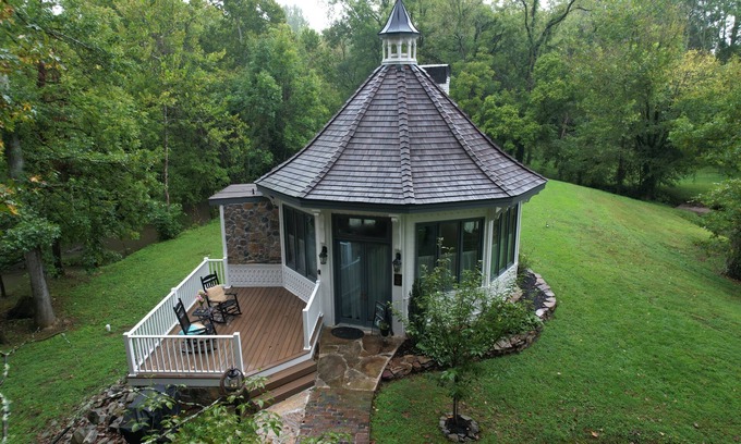Cleveland Cottage | Discover Enchantment at Our Pet-Friendly Getaway!
