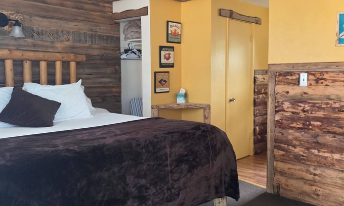 Cedaredge Cabin | Where the Creek Giggles and the Pillows Hug Back. King Bed with Full Kitchen.