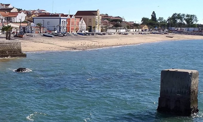 Trafaria House | Riverside Retreat: Guest Rated 9.8, Steps to Caparica Beach