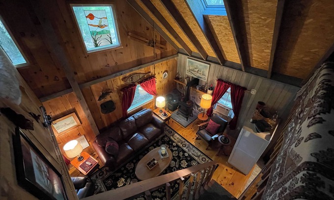 Huntingdon Cabin | Serene Getaway: Unplug and Reconnect by the Lake