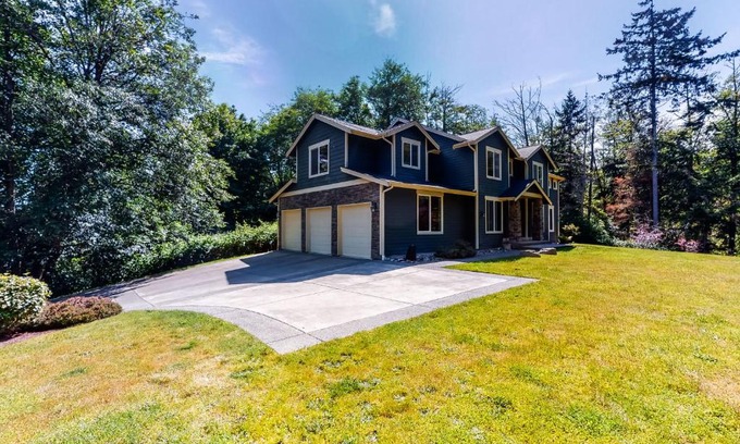 Clinton House | Whidbey Hollow Retreat: Family-Friendly Haven with Hot Tub
