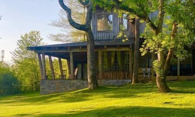 Franklin Apartment | Enchanting Gatehouse with Private Porch & Kitchenette