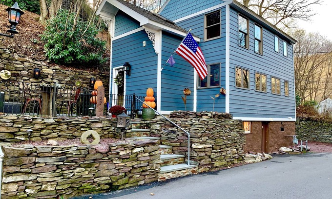 Ashfield House | Enchanting High Street Retreat in Historic Downtown
